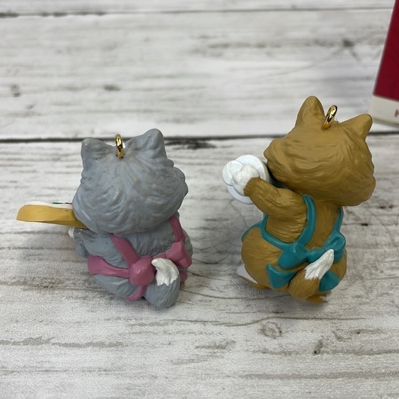 HALLMARK “SWEET GREETING” HANG TOGETHER SET of Two ornaments 1994 vintage - Picture 3 of 9